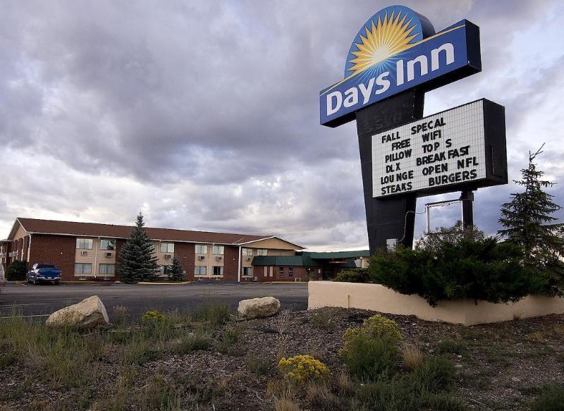Days Inn By Wyndham Rawlins Exterior photo