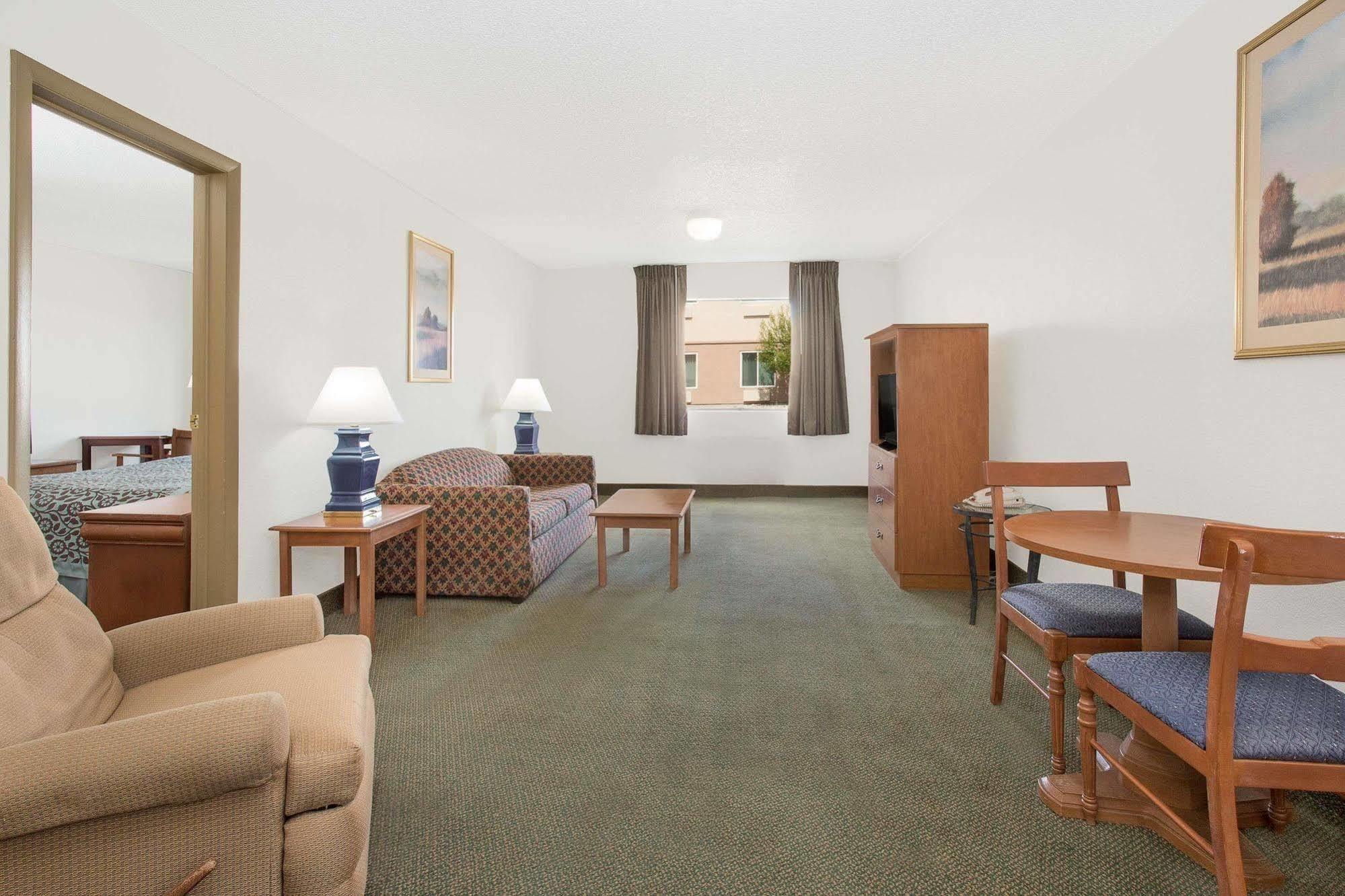 Days Inn By Wyndham Rawlins Exterior photo